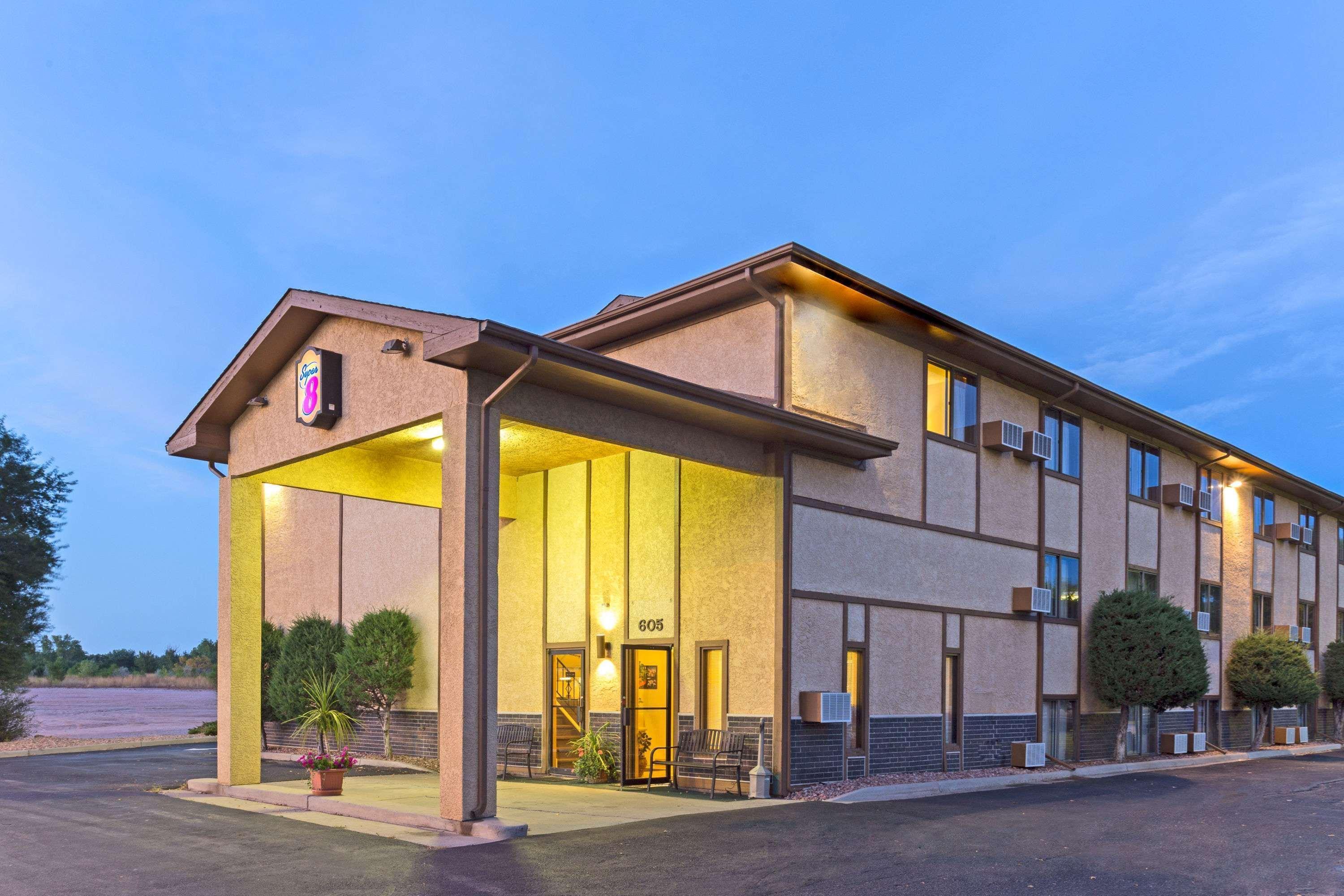 Super 8 By Wyndham Colorado Springs Peterson Space Force Cimarron Hills Exterior foto