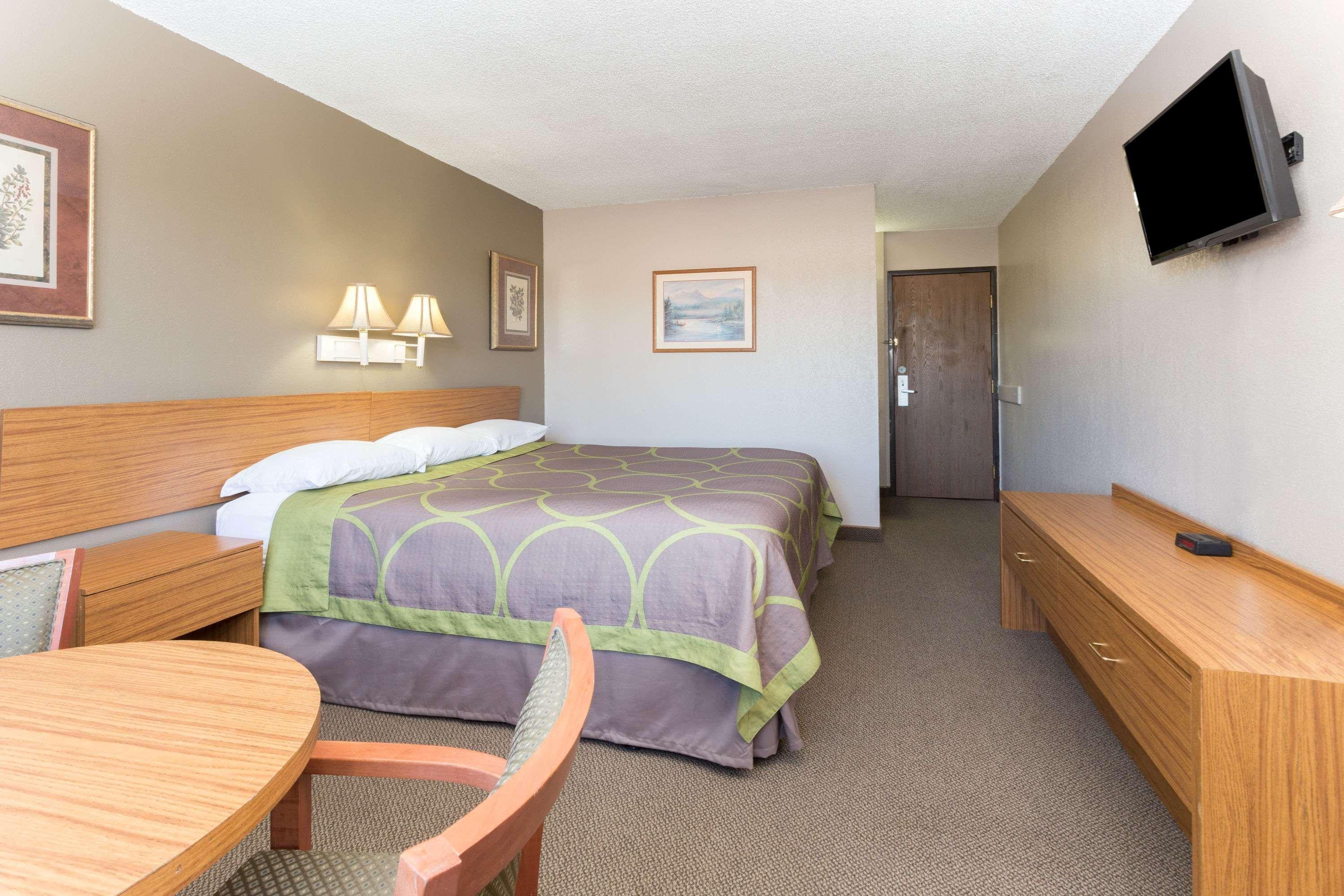 Super 8 By Wyndham Colorado Springs Peterson Space Force Cimarron Hills Exterior foto